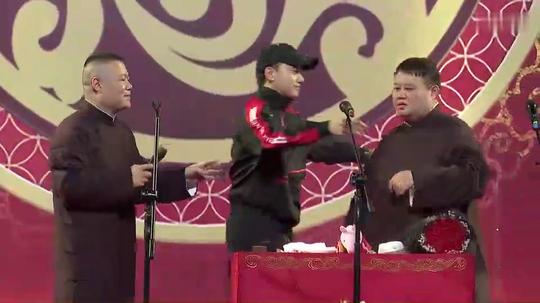 岳云鹏搞笑相声，张杰上台唱歌了都，就是忘词