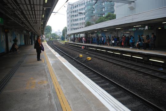 港铁,是地上铁.香港人一般不会叫这个做地铁,而是叫火车.