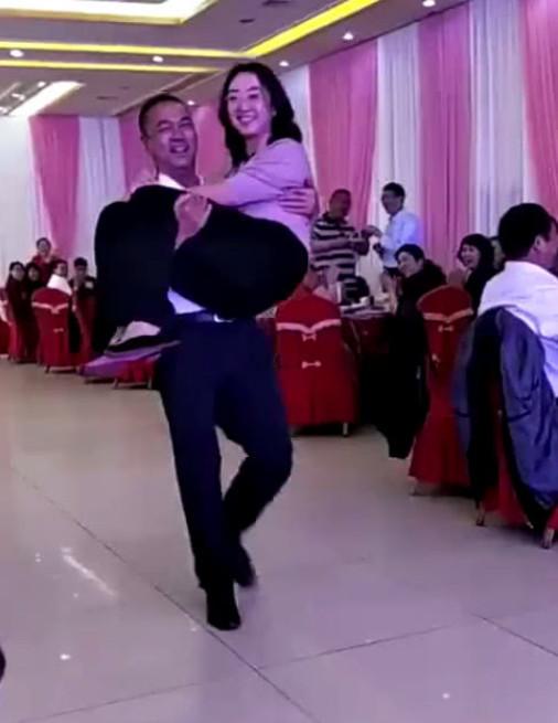 婚礼现场,公公对婆婆公主抱走上舞台,新郎新娘都不好