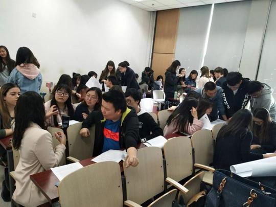 瑞士西北科技大学商学院学生参加我校商学院《创业学》课程讨论