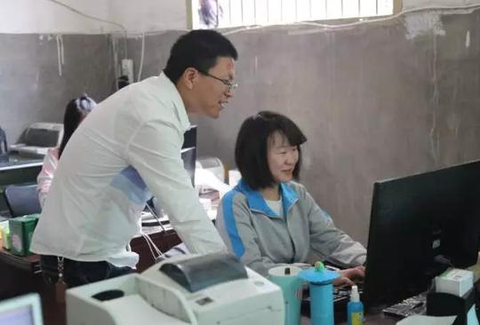 7年前,大学毕业后的叶元挺先是在城里创业,但多以失败告终.