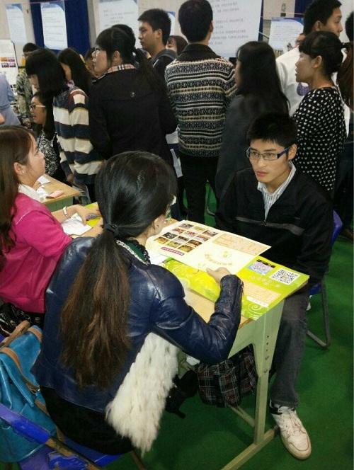 成都大学生创业网带领创业导师走进校园现场为同学们进行职业测评-