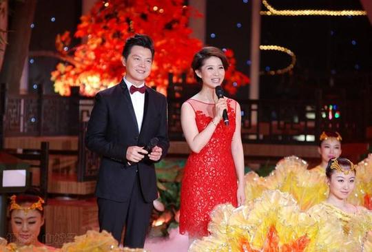原创央视主持任鲁豫：妻子是年轻貌美的富二代，身家过亿，儿子超帅气