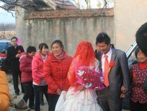 我叫牛富贵|女儿远嫁俺去探望，女婿说她加班，看见门口鞋子，狠踹女婿一脚