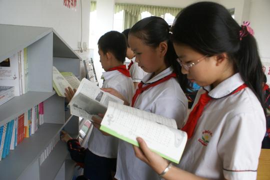 通过班级间的"图书互换"和同学之间的"好书共享"活动,让农村孩子