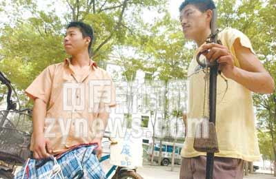收废品挣学费头天没生意俩大学生今日拜师