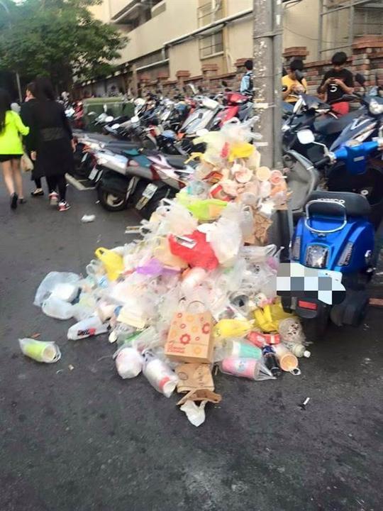台中商圈垃圾堆成山网友嘲讽:最美的风景啊!