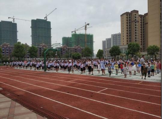 天津路小学隆重举行手拉手携手向前走秋季开学典礼