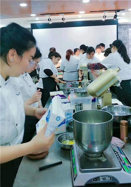 聊城哪里可以学习蛋糕面包甜品技术可以自主创业薪资高成本低