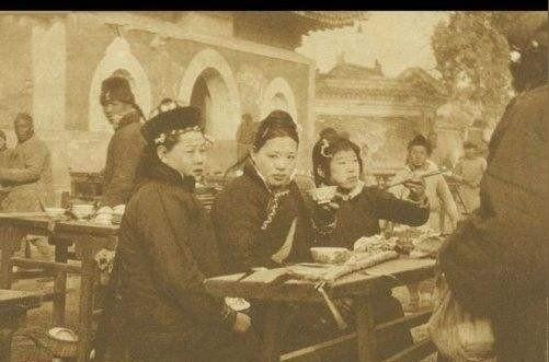 就因为中国给一群有钱人起了“名字”,百年后沦落成乞丐比汉人惨