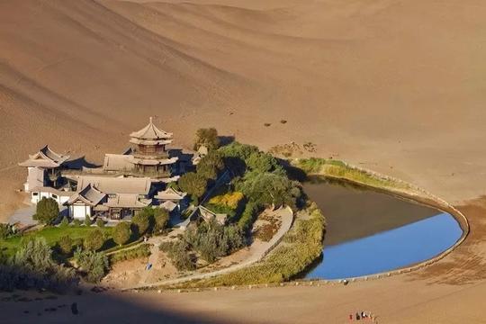 沙漠奇迹——鸣沙山月牙泉