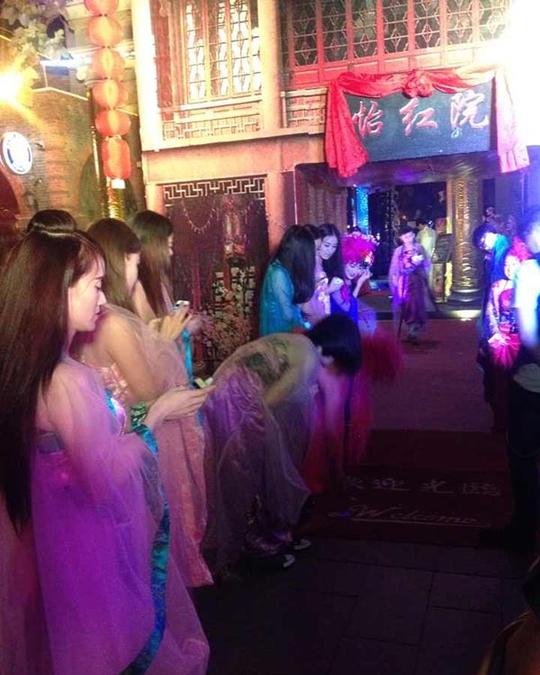 镇江西津渡景区内开"怡红院",10女子着薄纱公开"接客"