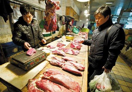 记者调查发现,今年流行在家吃羊肉汤——菜市场和外卖的羊肉生意都