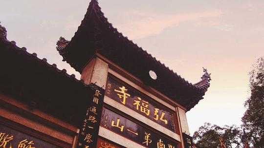清澈的湖水,掉落的银杏叶,潮湿的台阶,鲜艳的红叶,寺庙的钟声,下雨的