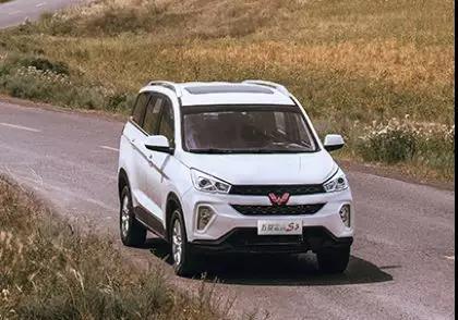 总之,五菱宏光s3既能带你霸气地驰骋在创业的水泥路上也能带你在