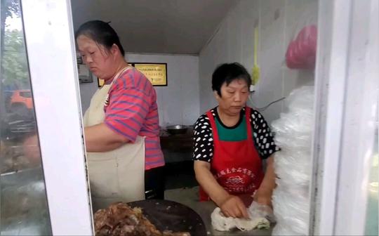 南京六合生意最好的猪头肉店，一天能卖八百多斤，45一斤只收现金