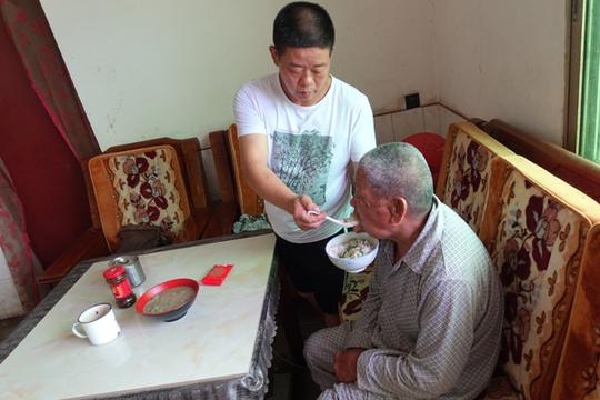 娄底"最美孝子"放弃生意只为侍奉瘫痪父亲-湖南好人