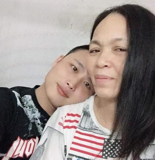 3婚嫁小24岁小伙，53岁大妈带4娃嫁小丈夫，婚后8年仍恩爱