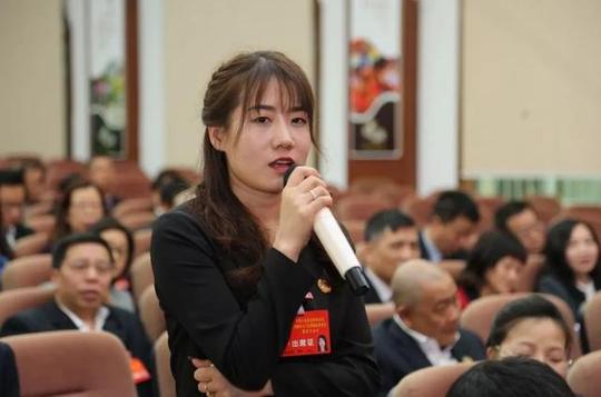要大力宣传新型职业农民培育认定,出台农业科技人员到乡村创业政策等
