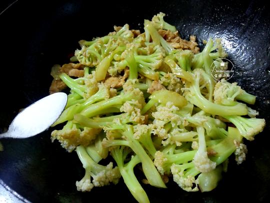 下饭菜~菜花炒肉怎么做_下饭菜~菜花炒肉的做法_zy宝_