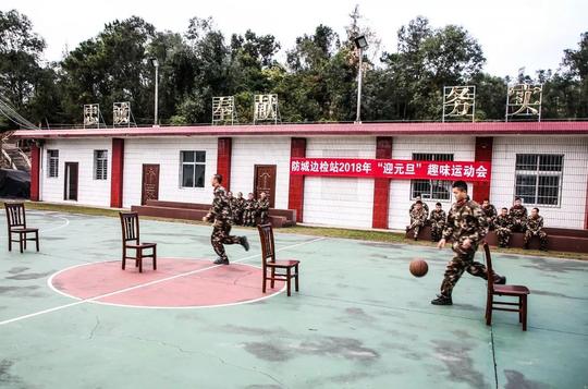 新兵在部队过的第一个元旦,就跟老兵较上劲了