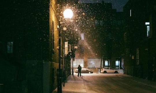 寒冷雪夜的伤感静谧孤独的冬日街景