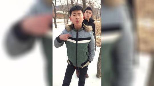这小伙子模仿社会人,这走路姿势太搞笑了!