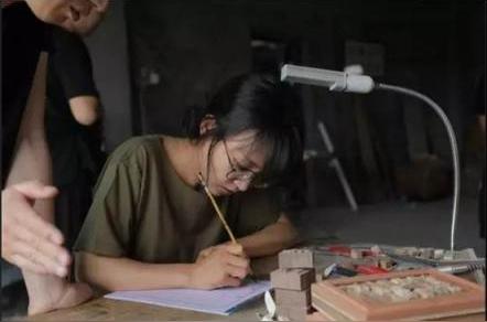 美食博主李子柒学习活字印刷术,承袭中国传统文化