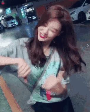 抖音温婉强势复出关美颜做直播回应整容话题与爆火样貌判若两人