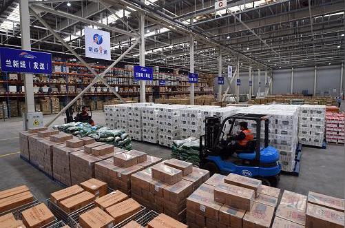 7月5日在铁路货运兰州东货场仓库工作人员驾驶叉车搬运货物.