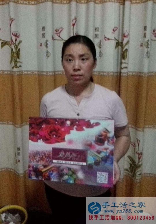 河南林州农村妇女程女士在家做手工活加工珠绣字画挣钱补贴家用