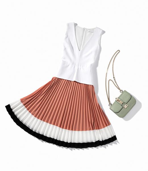 在白色背景上孤立的妇女的衣服与肩背包照片素材-图片id:147456082