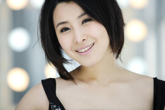 王雅捷:范明透明人