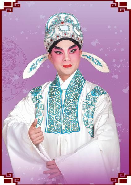 国家二级演员,应工小生,小武行当,师从著名粤剧表演艺术家罗家宝.