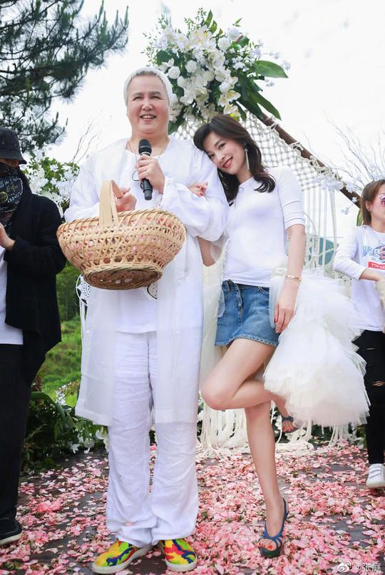 60岁林瑞阳被夸“最帅”超激动，不停擦鼻涕，走路扭来扭去不自然