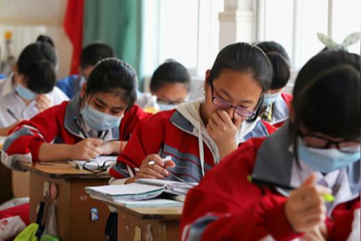 教育部公布紧急通知，中小学秋季开学有变化，家长终于能放心了