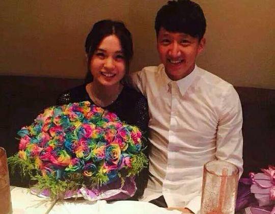 高迪求婚90后海归女友99朵彩虹玫瑰美翻图