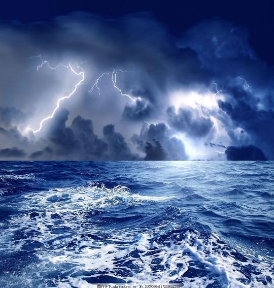 雷电交加的海面