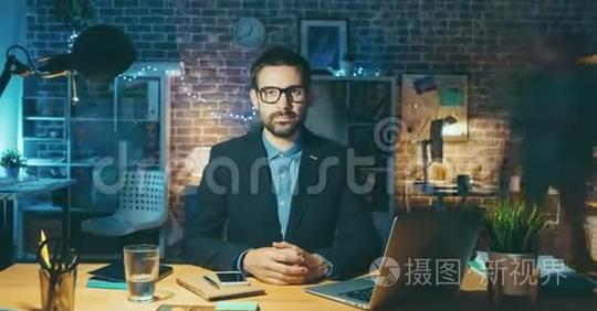 缩小年轻英俊的商人在办公室办公的时间间隔短视频