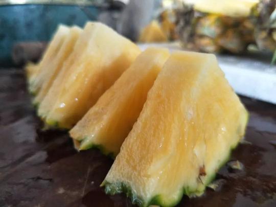 当地百姓在食用鲜菠萝时,有一个独特的方法:把切好的菠萝块放到盐水