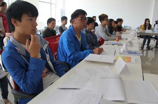 黔青创客空间的创业者学习创业相关技能王钦摄