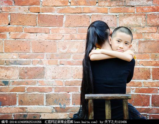 [正版商业]妈妈椅子抱着儿子