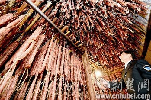 猪肉降价商贩1天灌2000多斤香肠