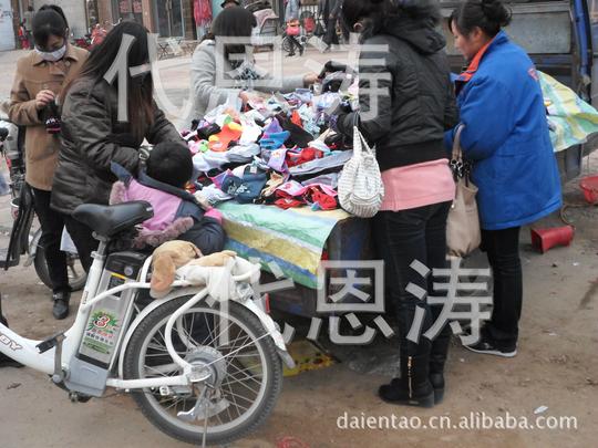 摆地摊卖袜子,青年创业好项目