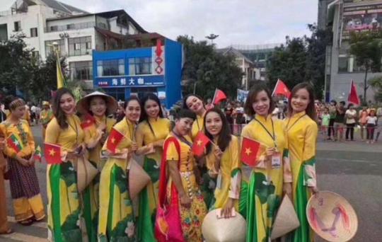 中国这个县城，堪称“缅甸人的后花园”，满大街的缅甸美女!