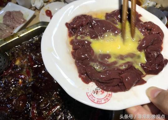 山城重庆美食多多,白发奶奶用铁板制作米糕香甜可口,生意兴隆
