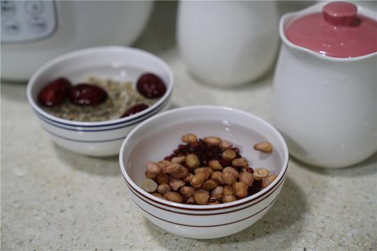 分别将红豆花生,及薏米红枣用清水泡洗.