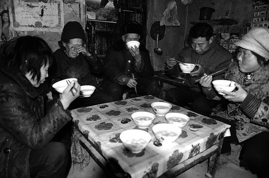 刘芝平告诉记者,老家人多地少,为了多挣点钱,她和老公袁景学在1992
