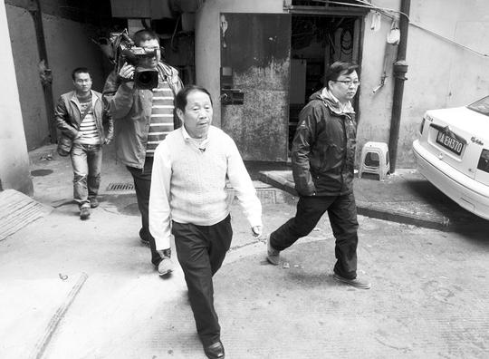 15年前,李本贵做生意上当,欠下20多万元债务远走他乡.