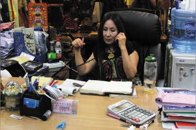 王女士做了22年服装批发生意她不打算跟着大红门一块儿走她觉得白沟新城比较远客流量少